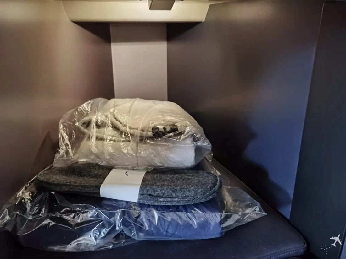 Finnair Business Class HEL JFK Footrest mit Decke etc