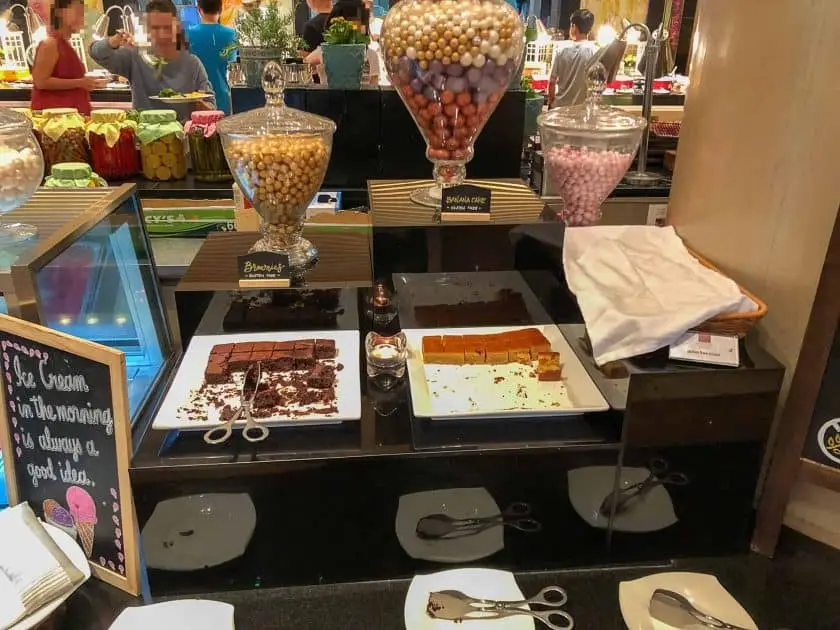 Conrad Singapore Fruehstueck Brownies