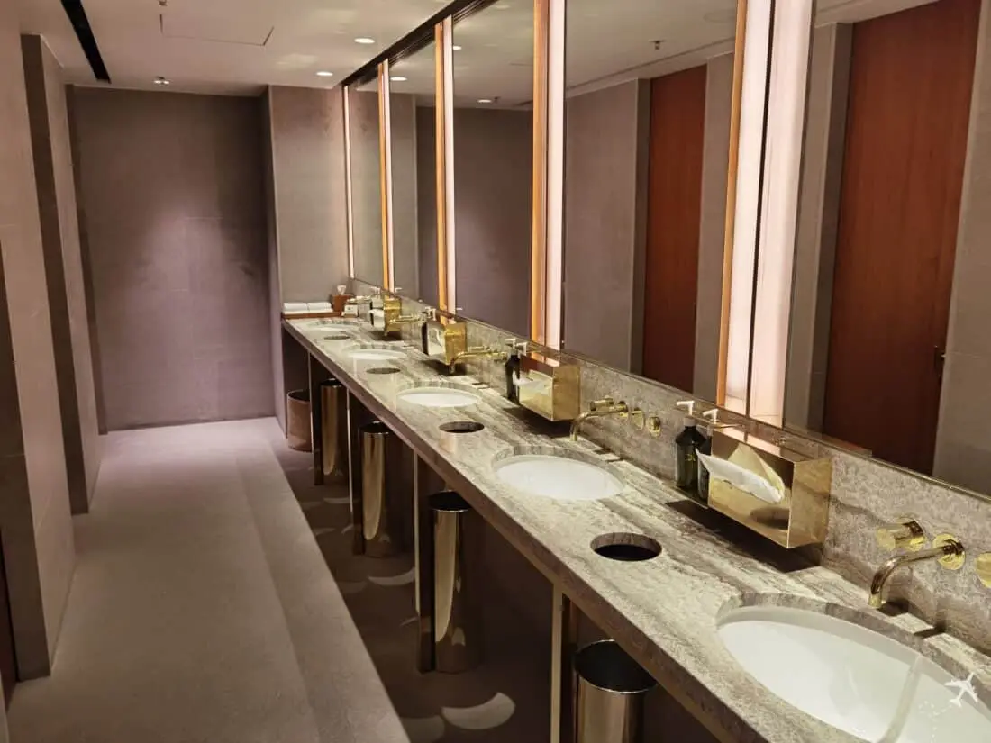 CX F Lounge The Pier HKG Toiletten