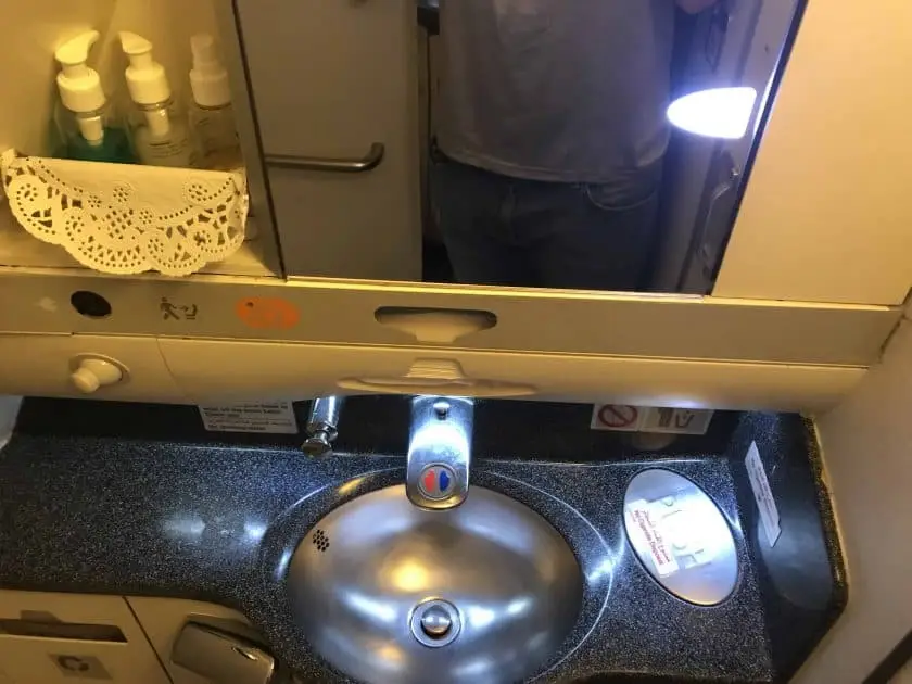 Bewertung EgyptAir Business Class A330 BKK CAI Toilette 2