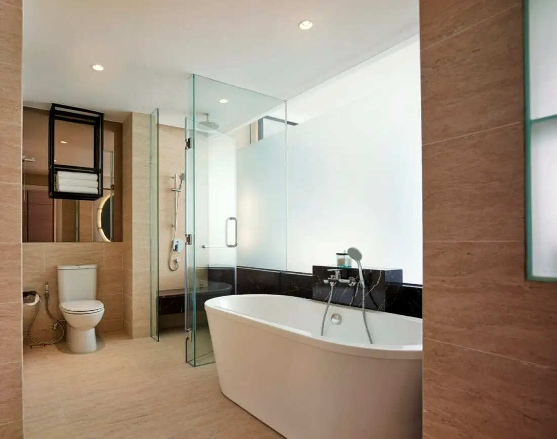 3 06. HSKL Executive Studio Bathroom 1370x1080 1