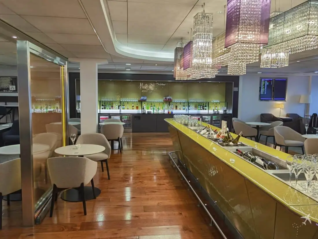BA F Lounge LHR T3 Champagner
