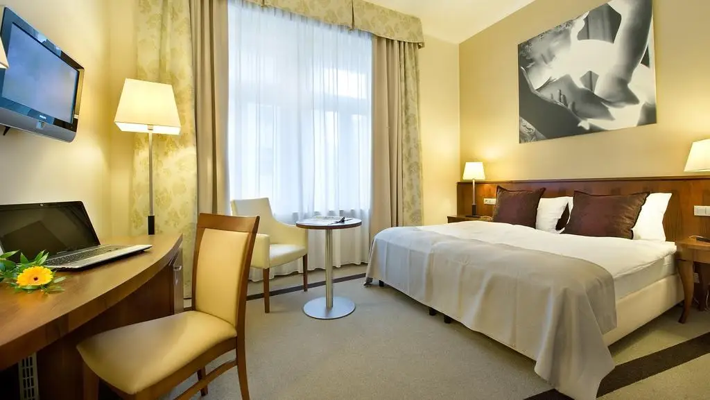 Sovereign Hotel Superior Double Twin Room 1.jpg.ashx