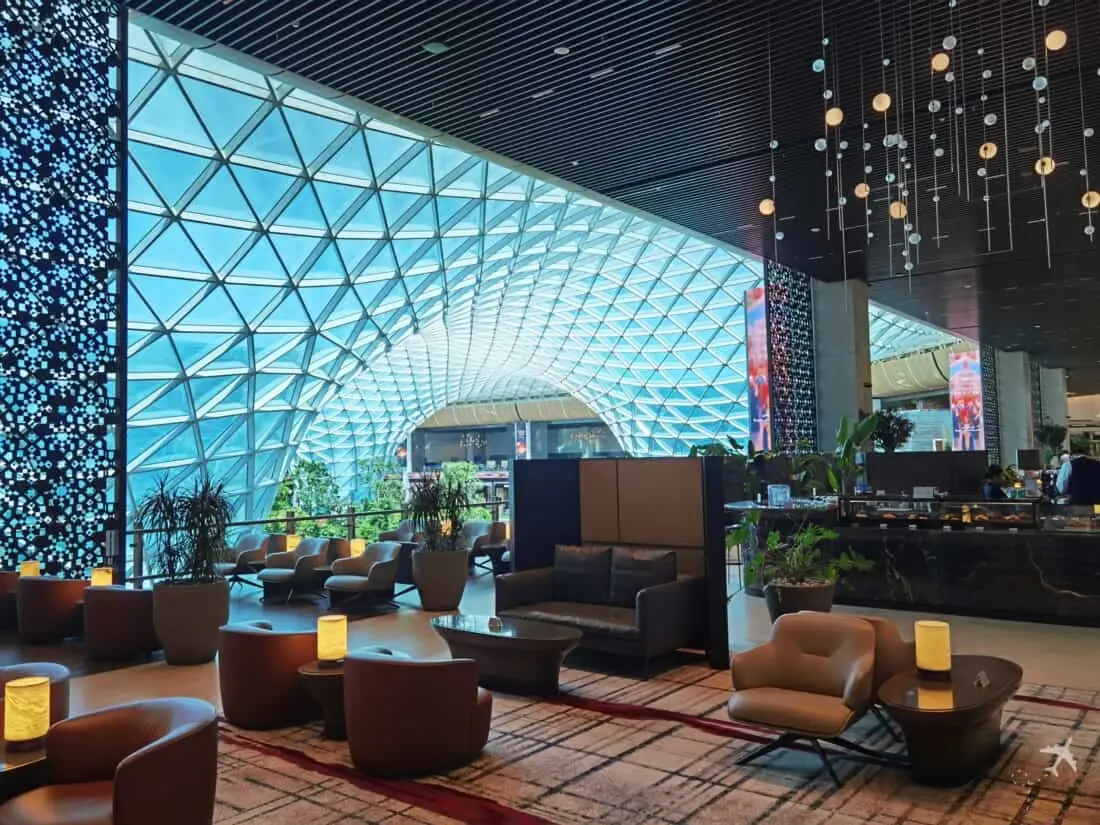 QR Al Mourjan Lounge DOH Garden Mehr Sitze
