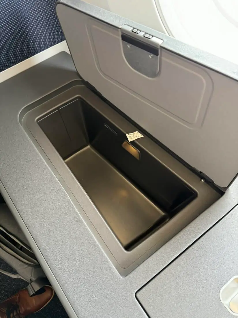 Lufthansa Allegris Business Suite Fenster Stauraum Ablage