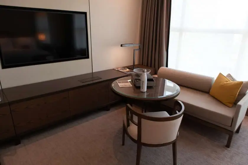 Conrad Singapore Zimmer Tisch