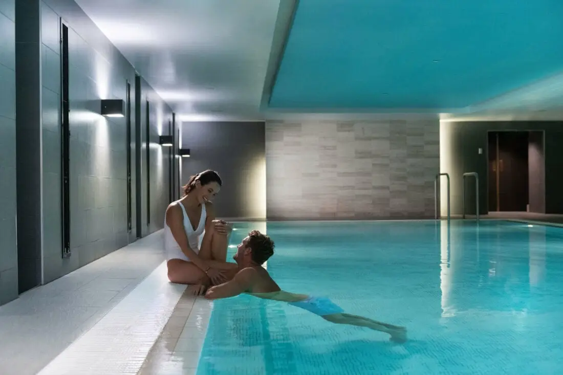 Shangri La Sydney Couple in pool 23