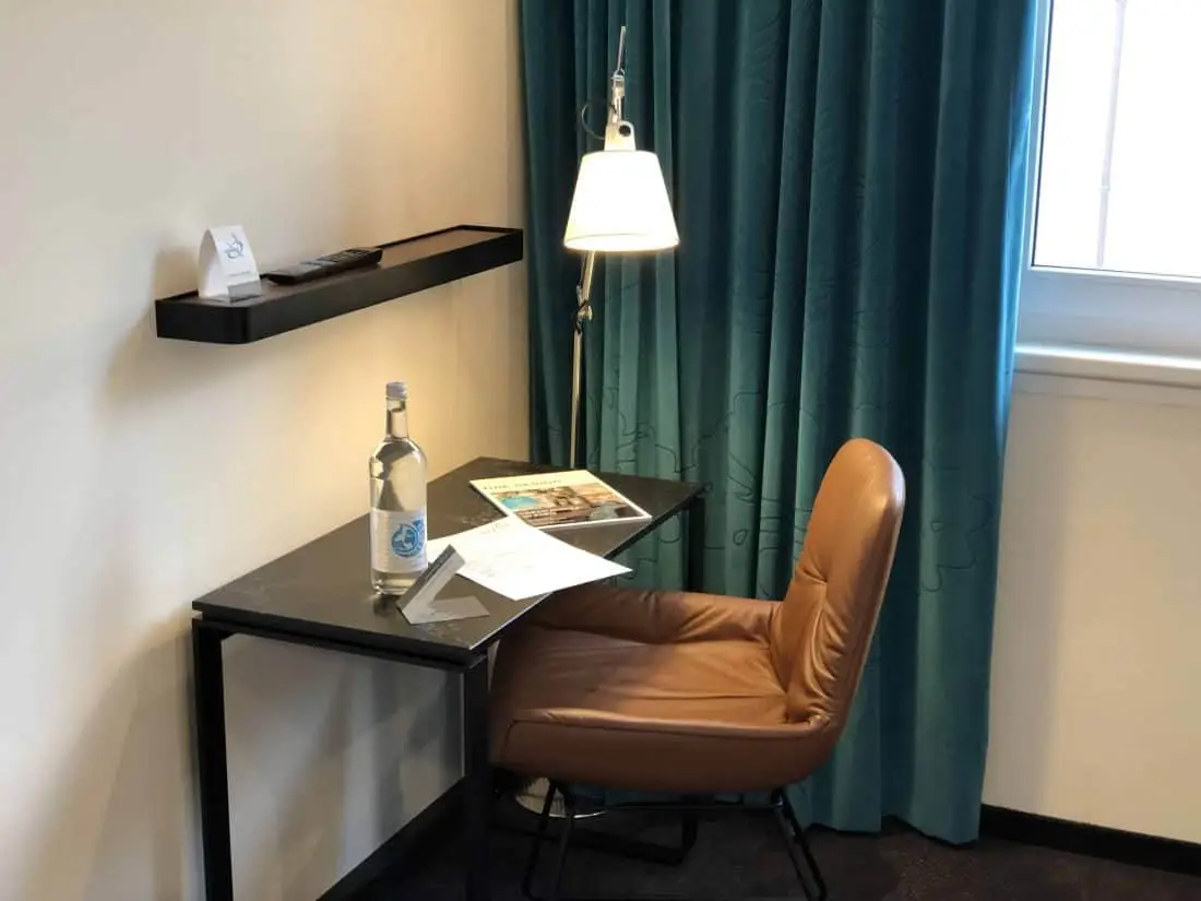 Motel One Nuernberg Plaerrer Zimmer Schreibtisch