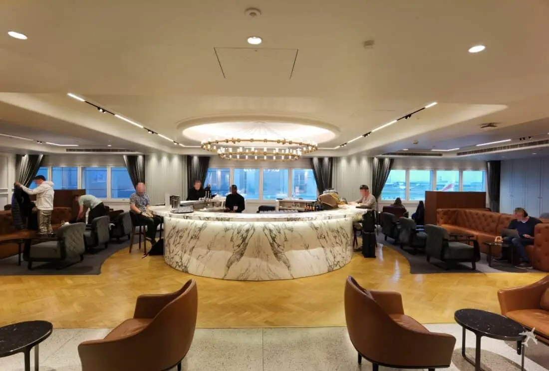 QF Lounge LHR Bar oben 1