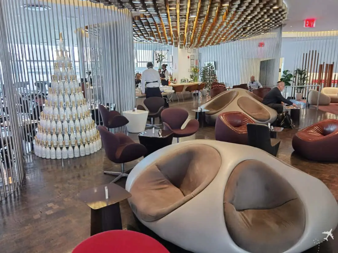 VS Clubhouse JFK Sessel mit Weihnachtsdeko