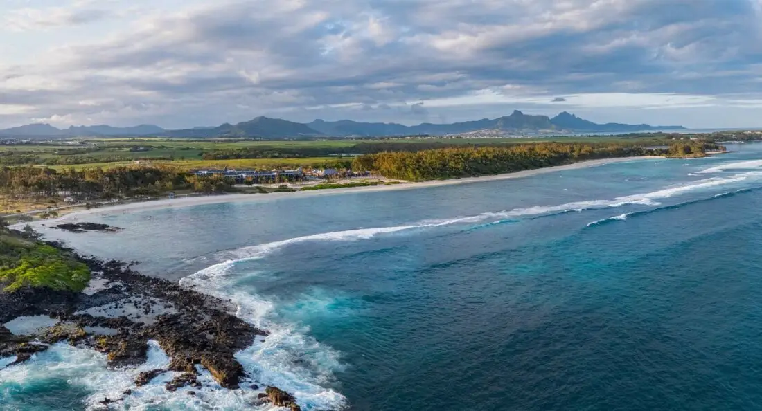 Anantara Mauritius beach 01 1920x1037