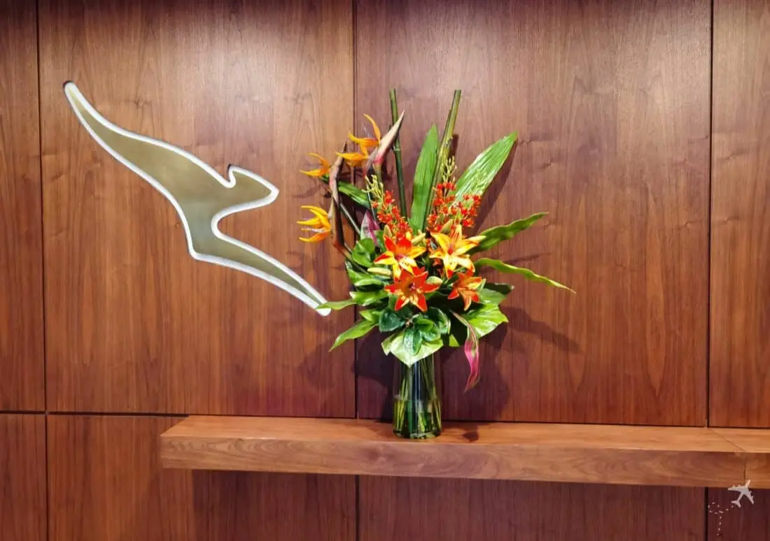 QF Lounge LHR Logo 1