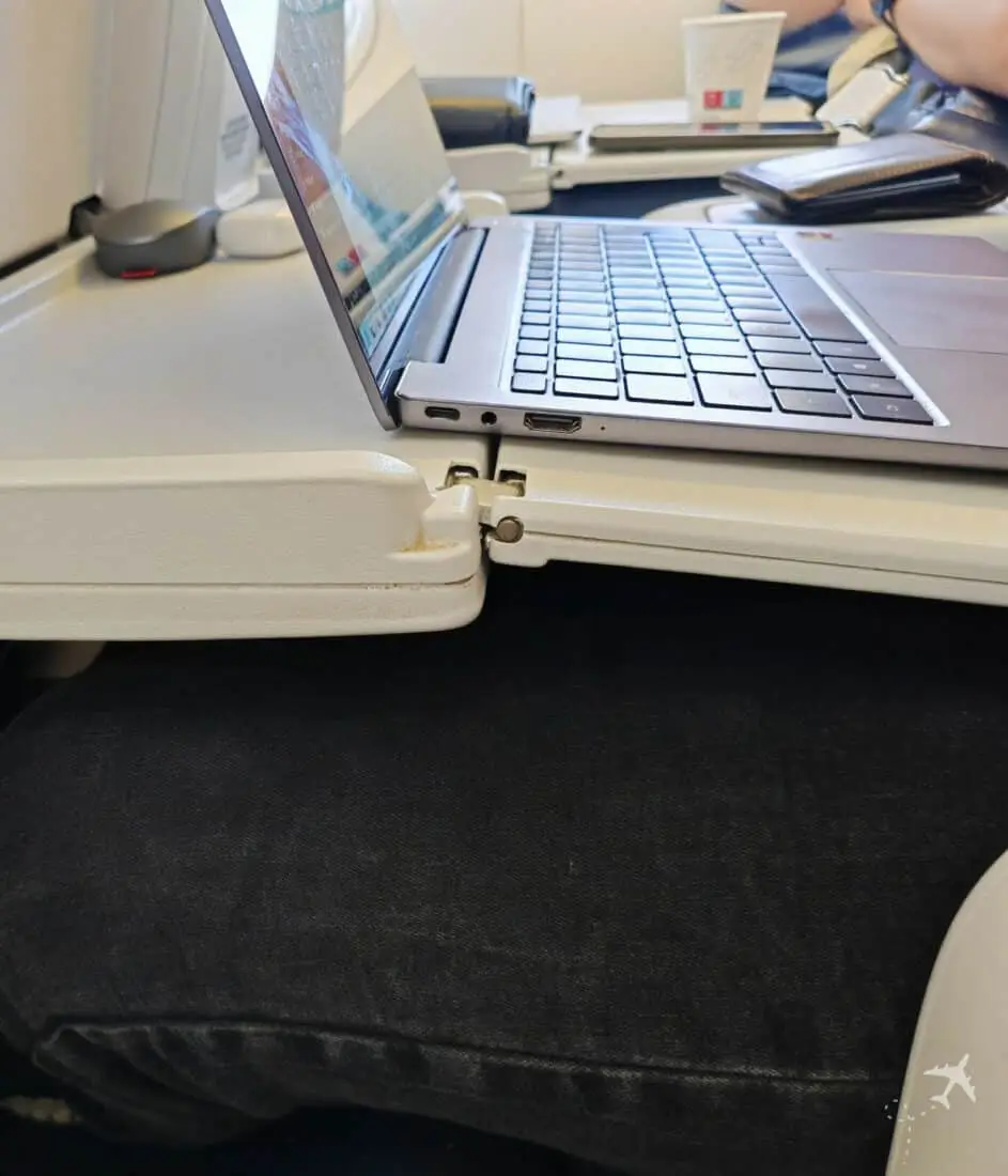 Air France Premium Eco B777 Tisch Schraege 1