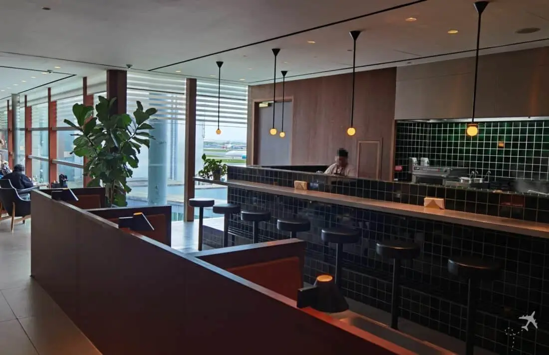 CX Biz Lounge LHR Nudeln