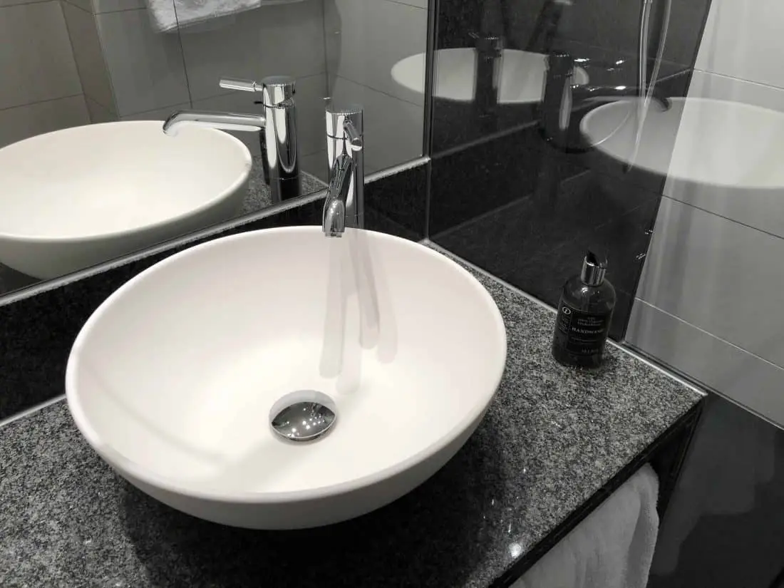 Motel One Nuernberg Plaerrer Zimmer Waschbecken