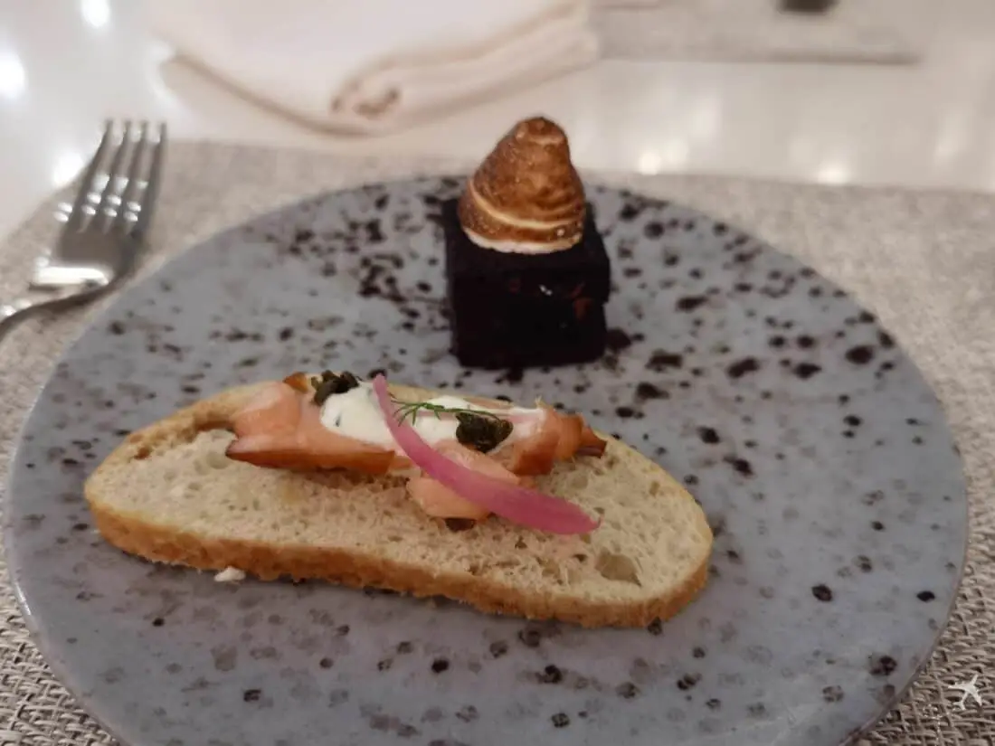 AC Signature Suite YYZ Buffet Lachs 1