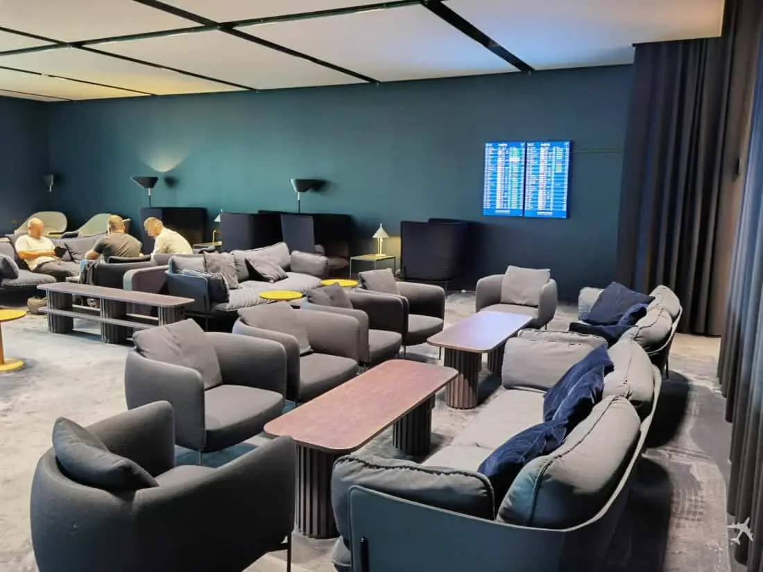 Finnair Platinum Wing Sitzbereich hinter Vorhang