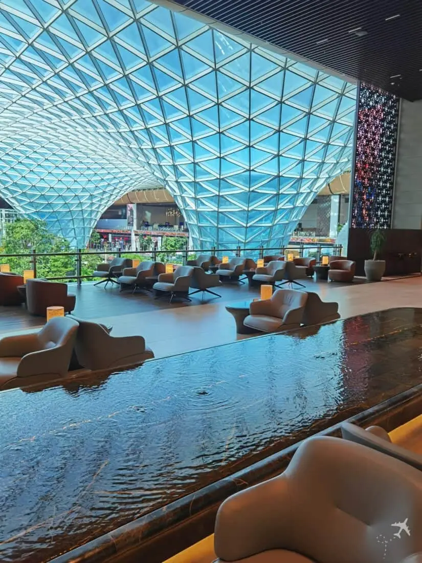 QR Al Mourjan Lounge DOH Garden Wasser hochkant 1