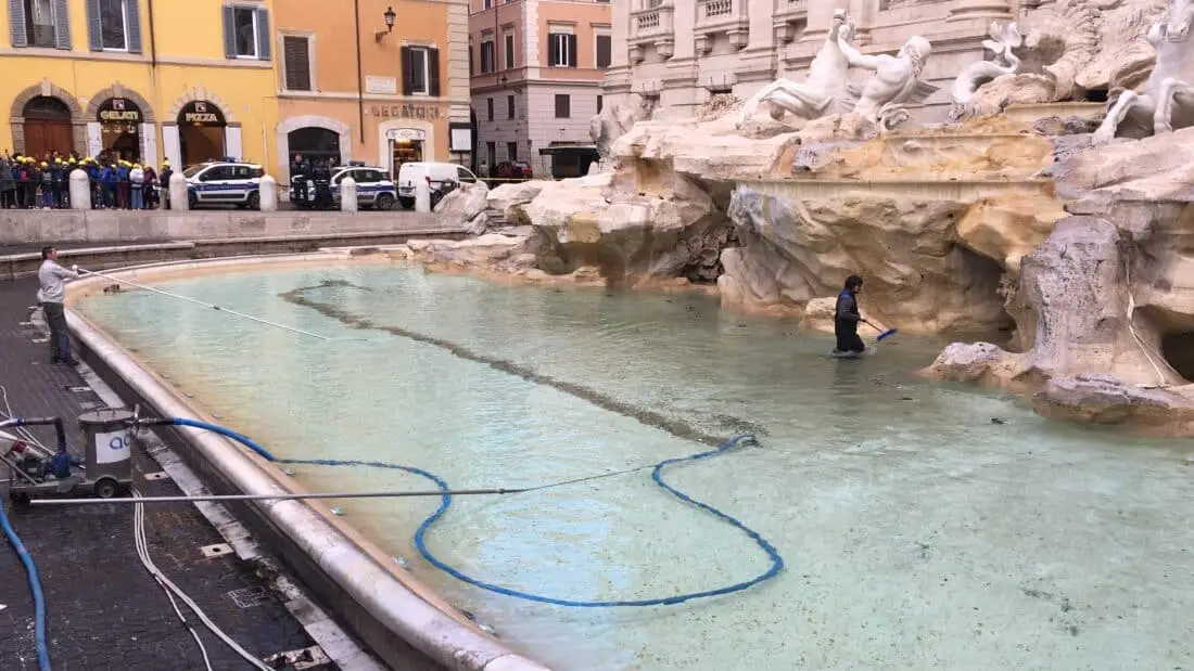 Reinigung Trevi Brunnen 2