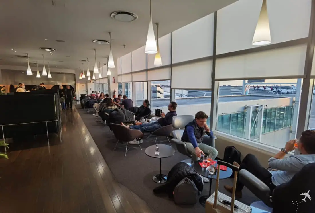 VS Clubhouse JFK Sitze Fenster
