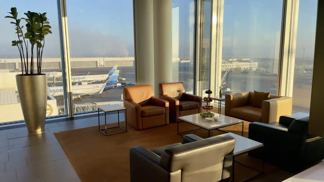 Ausblick aus der Lufthansa First Class Lounge im Satellite Terminal