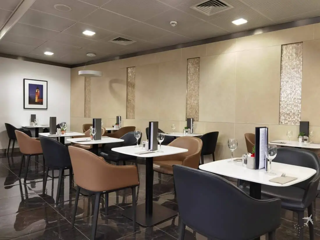 AA F Dining LHR Essbereich