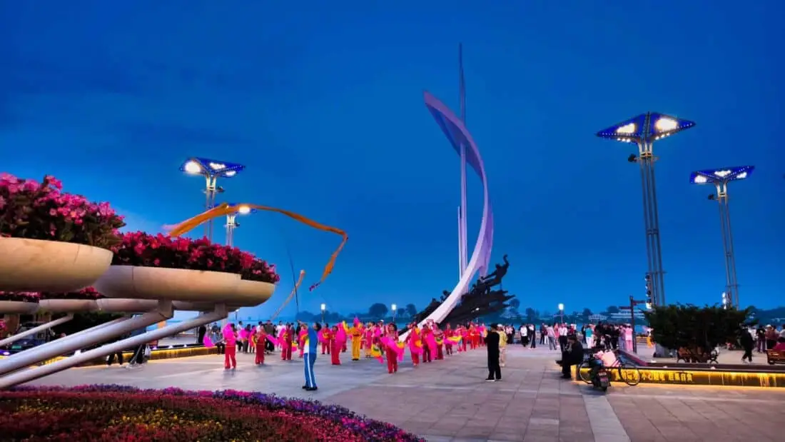 Dandong Uferprommenade mit Show