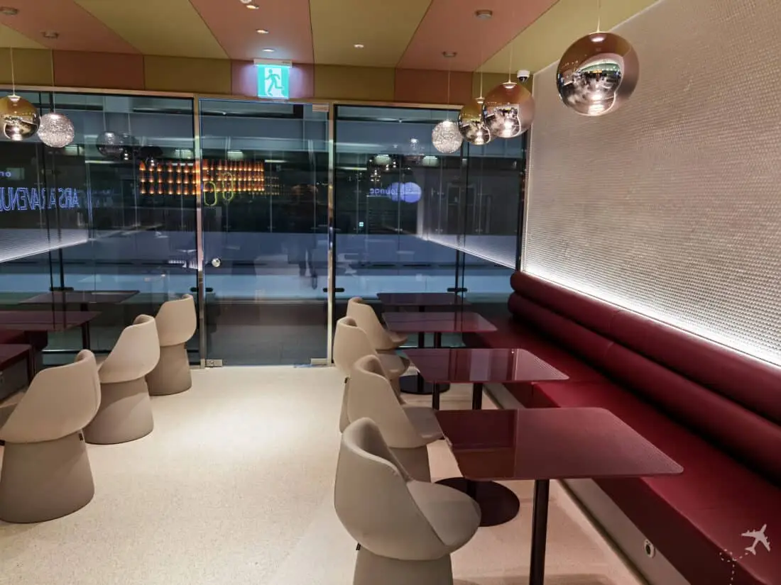 Oneworld Lounge ICN Esstisch