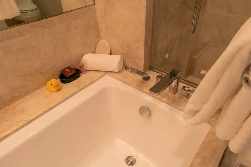 Conrad Singapore Zimmer Badezimmer Badewanne