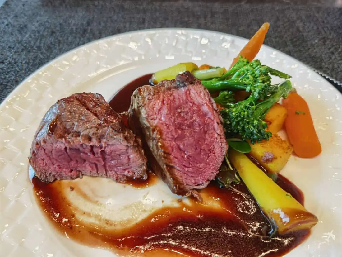 QR Al Mourjan Lounge DOH Garden Steak aufgeschnitten