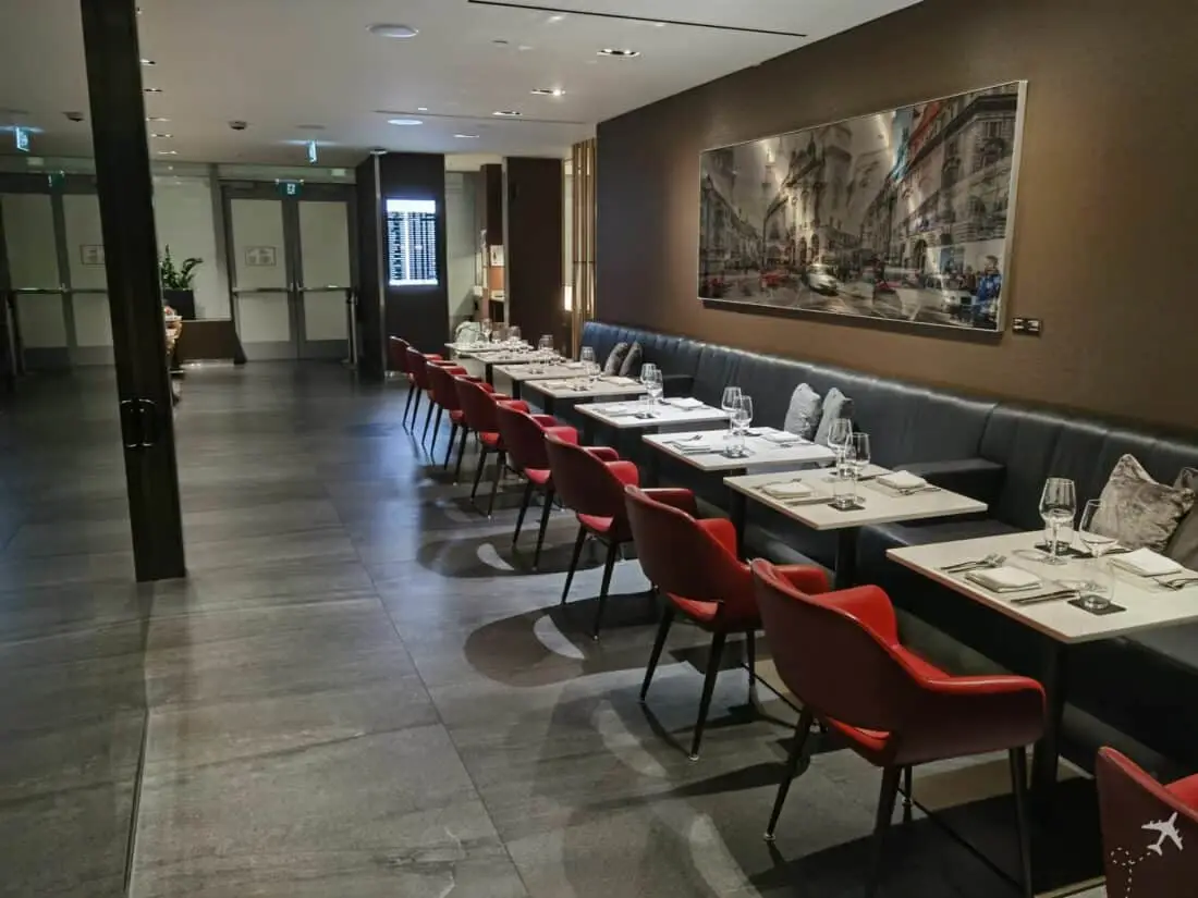 AC Signature Suite YYZ Dining Bereich Sitze