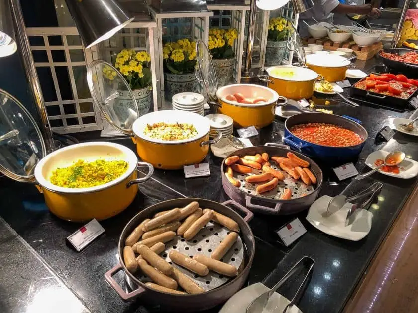 Conrad Singapore Fruehstueck Wuerstchen
