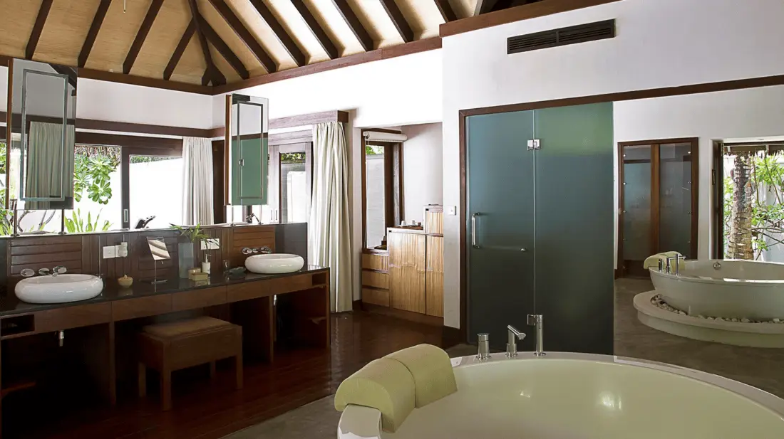 Coco Bodu Hithi Bathroom
