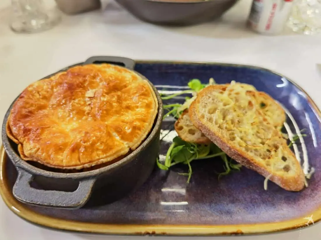 AA F Dining LHR Pie 2