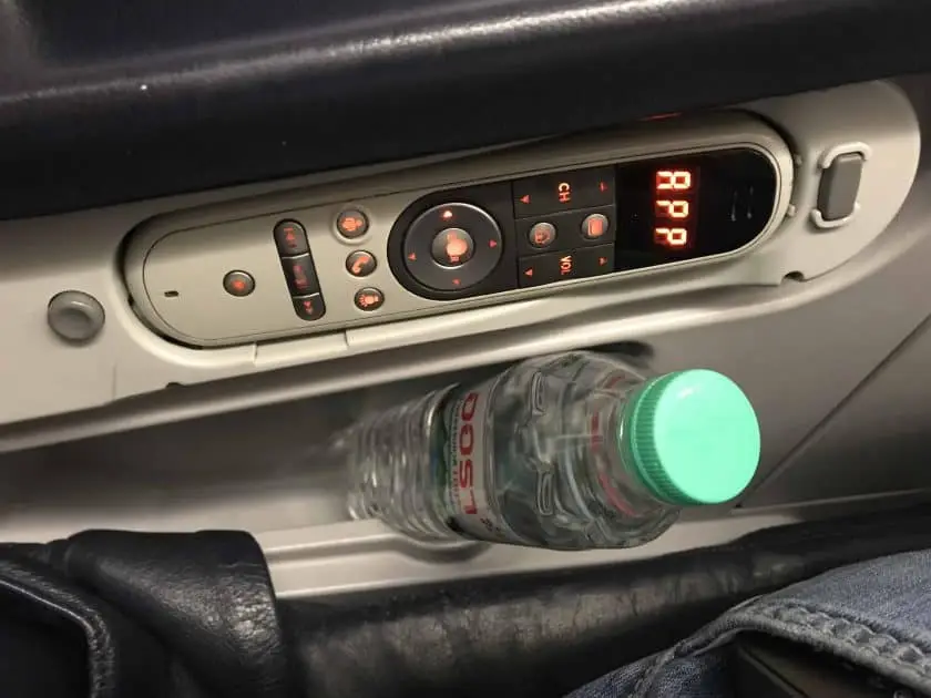 Bewertung EgyptAir Business Class A330 BKK CAI Sitz Fernbedienung und Wasser