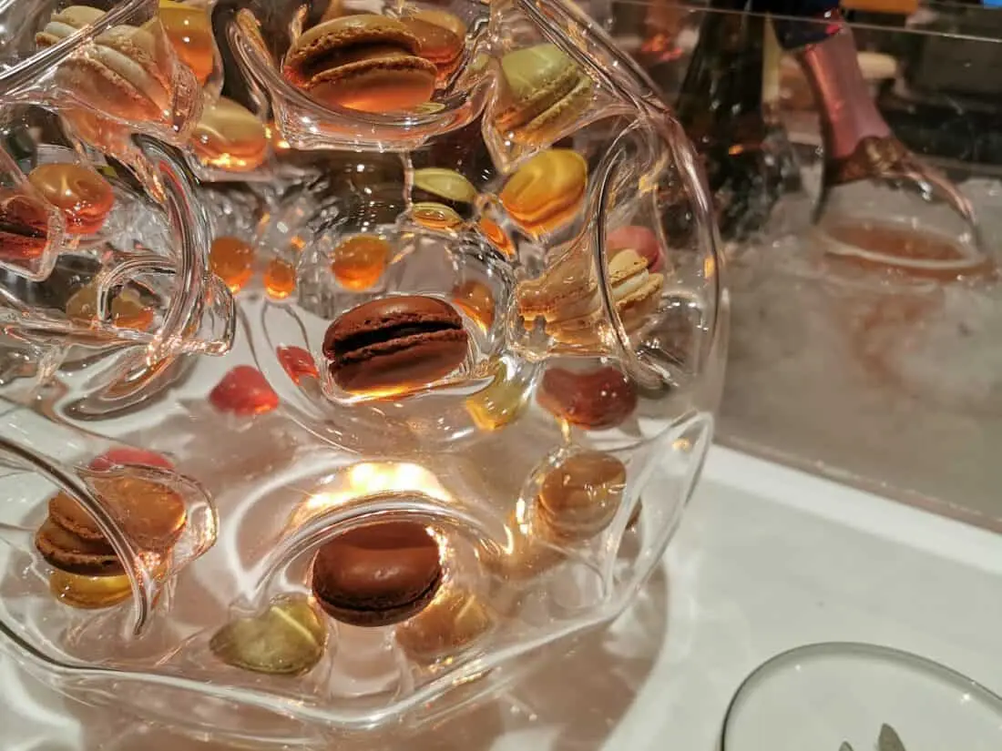 Lufthansa Senator Cafe Macarons 1