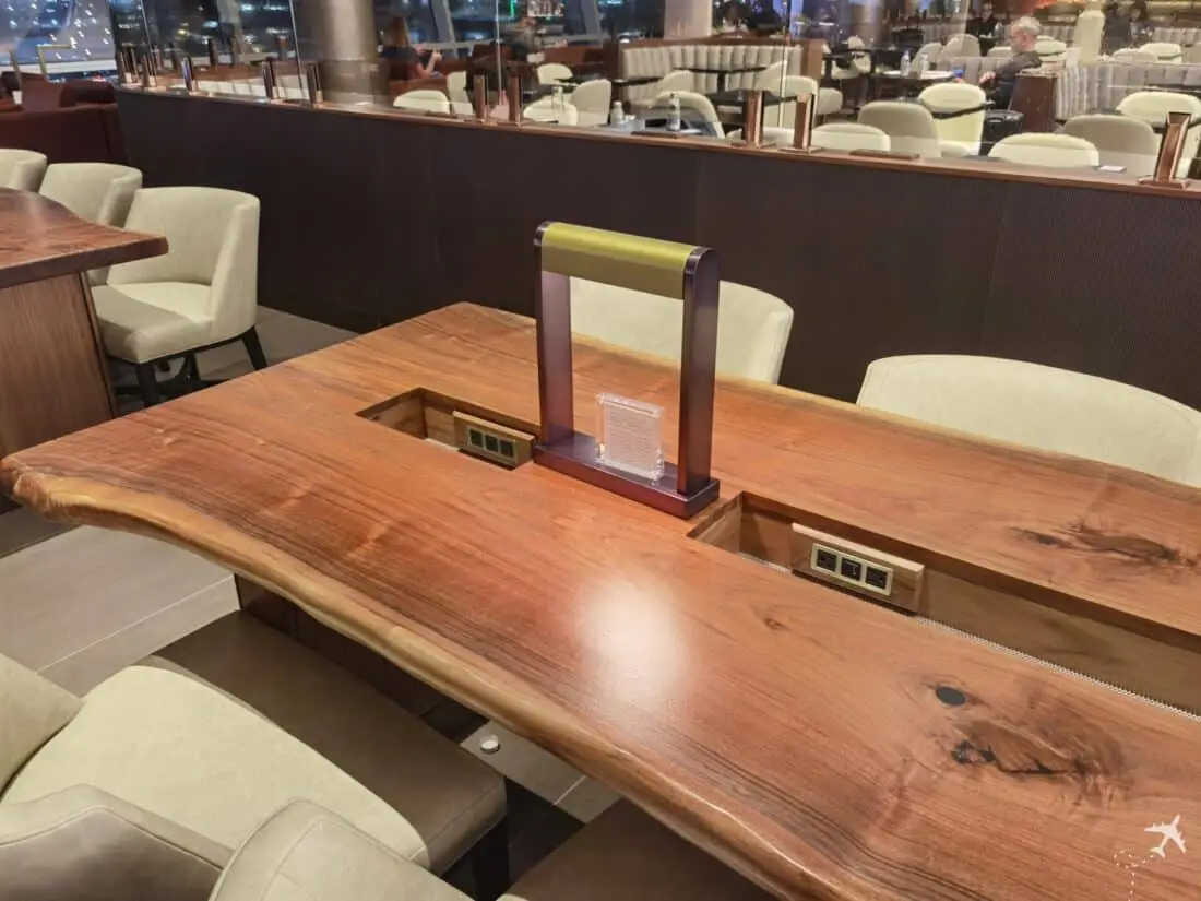 Soho Lounge JFK Holztisch