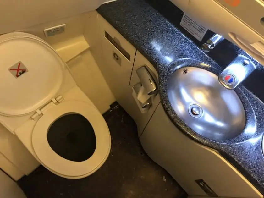 Bewertung EgyptAir Business Class A330 BKK CAI Toilette 1