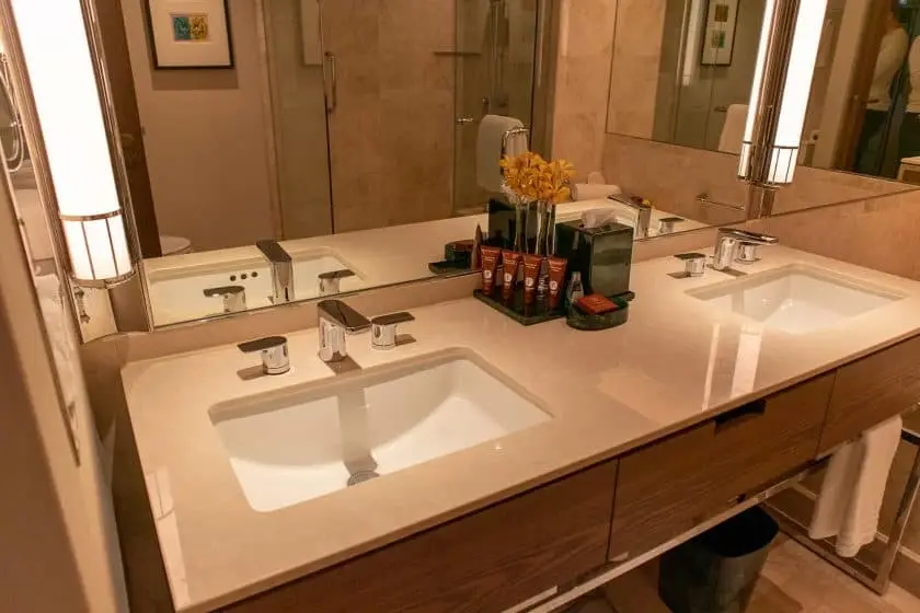 Conrad Singapore Zimmer Badezimmer Waschbecken