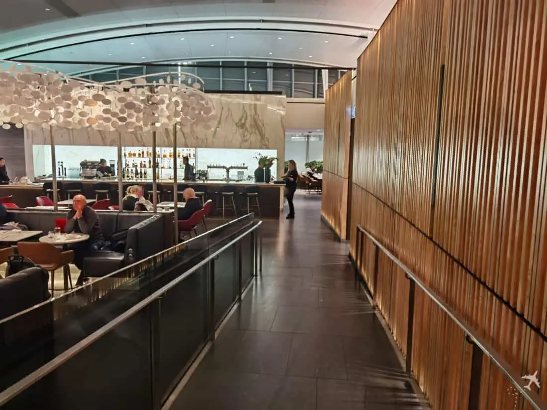 AC Signature Suite YYZ Raumtrenner