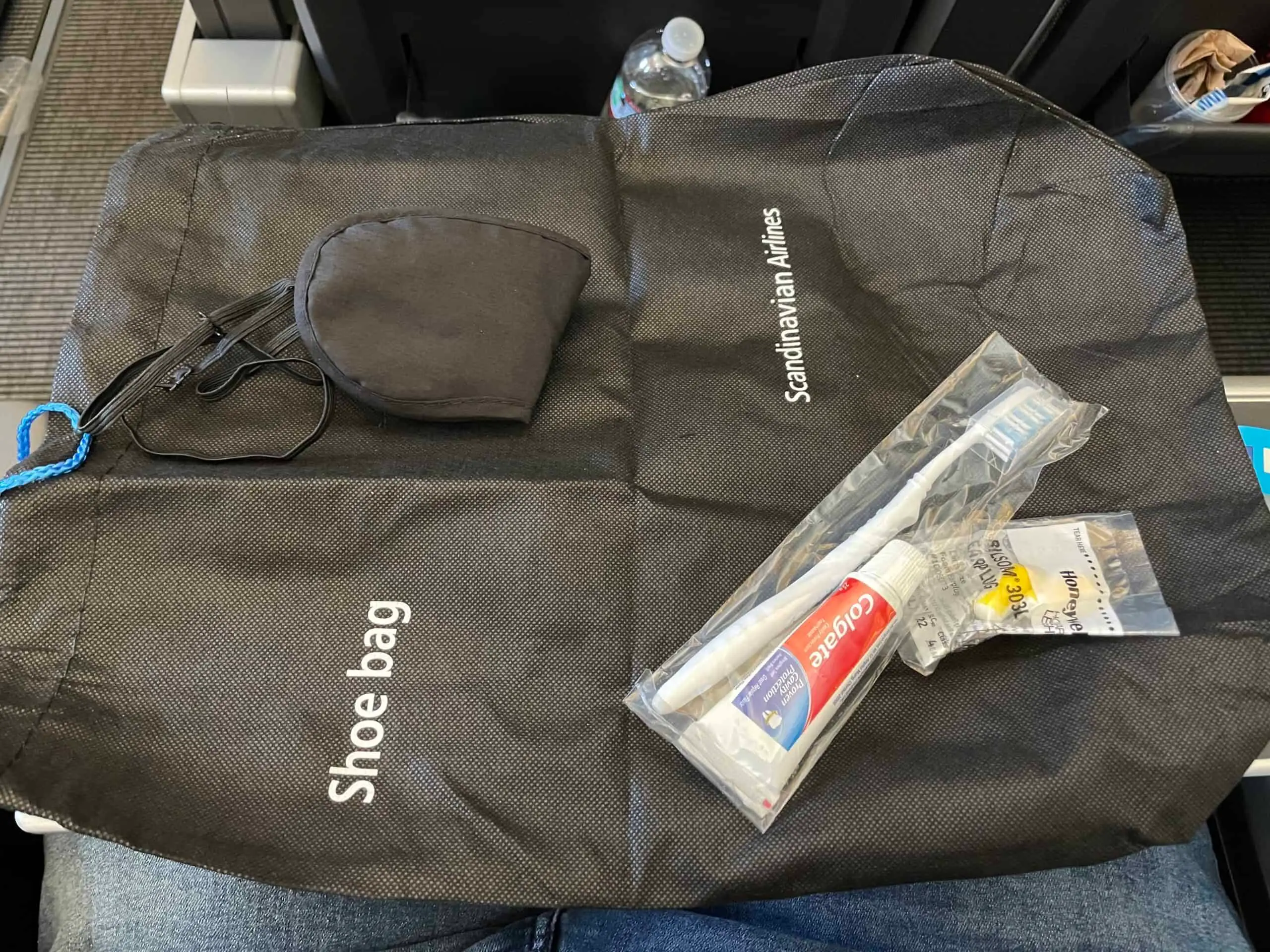 SAS Premium Economy LAX CPH Review Amentiy Kit Offen