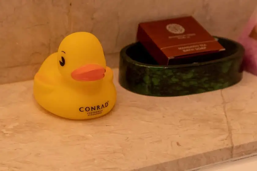 Conrad Singapore Zimmer Badezimmer Badeente