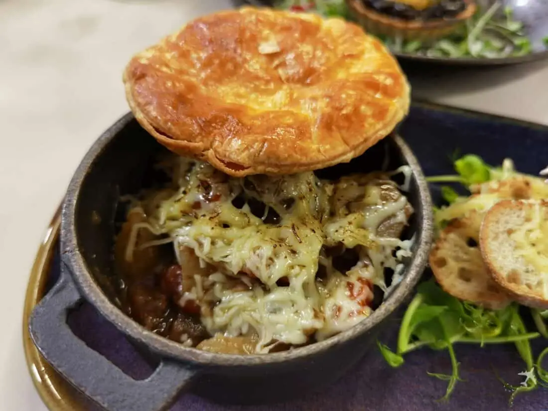 AA F Dining LHR Pie