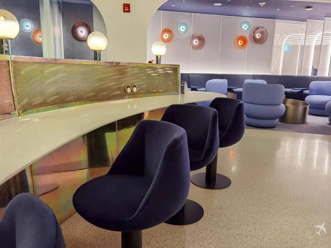 Oneworld Lounge ICN Sitze Tisch