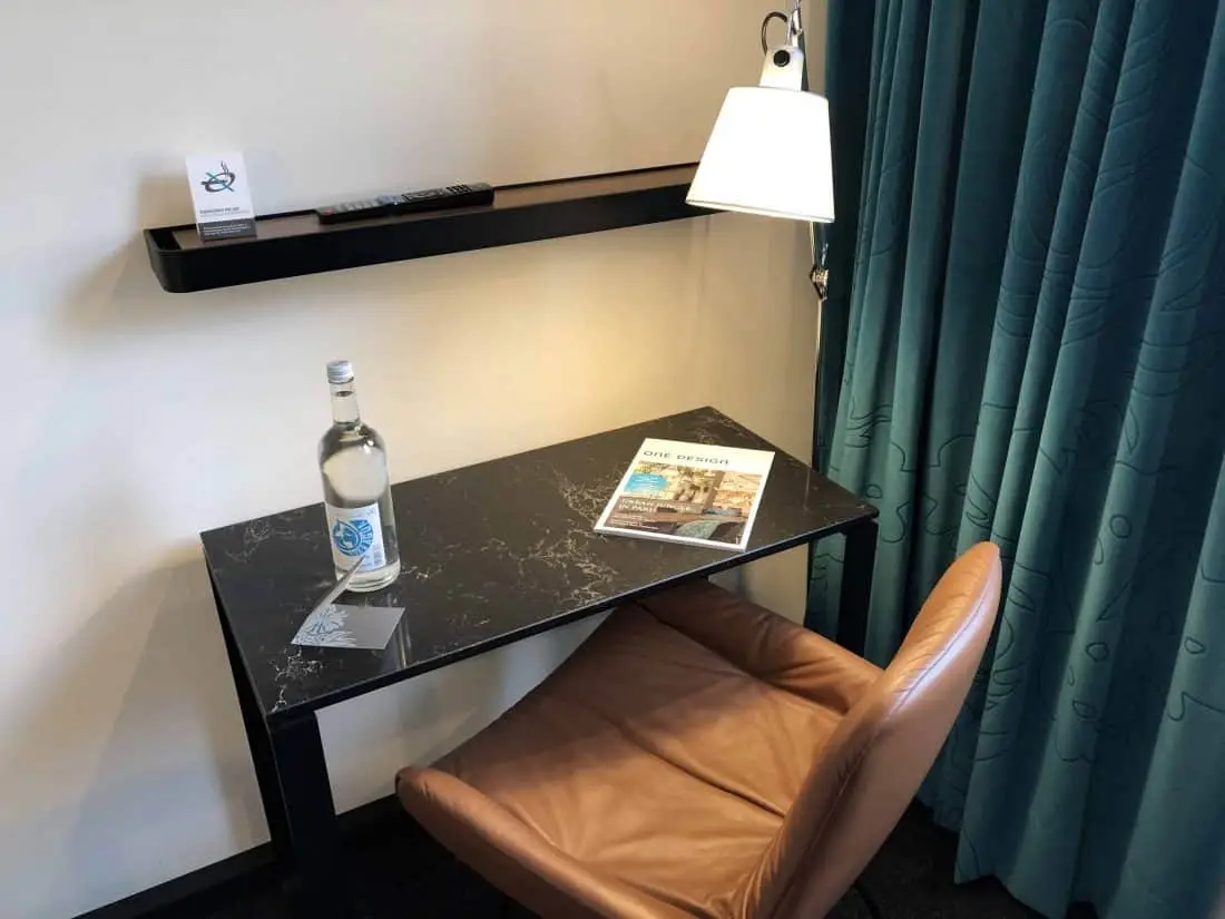 Motel One Nuernberg Plaerrer Zimmer Schreibtisch 2