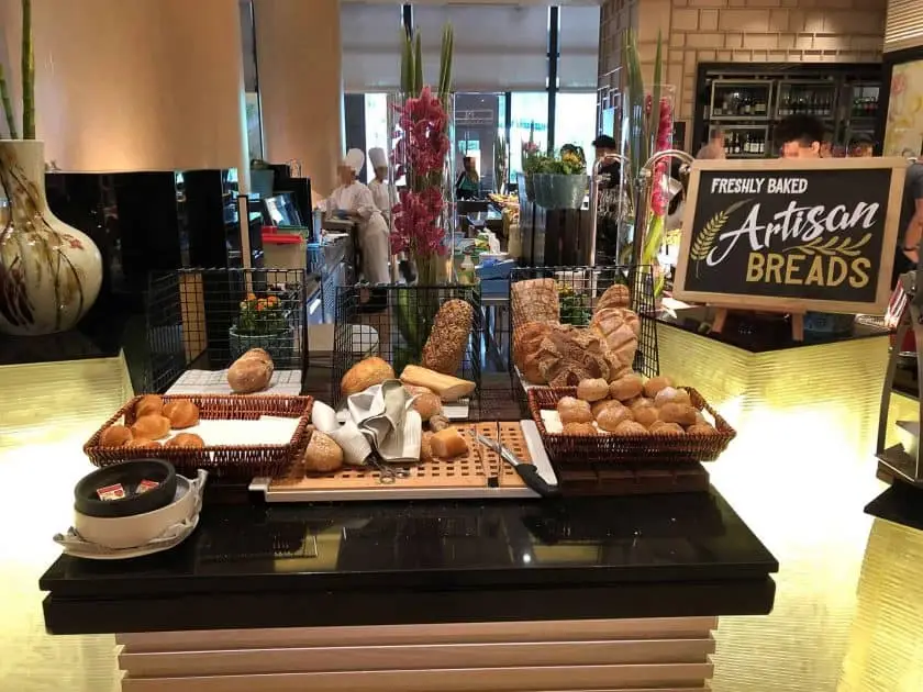 Conrad Singapore Fruehstueck Brot