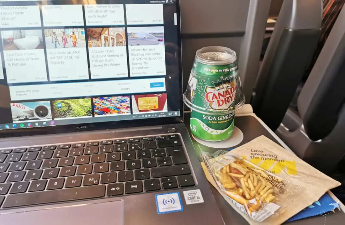 Via Rail Toronto Ottawa Laptop auf Tisch