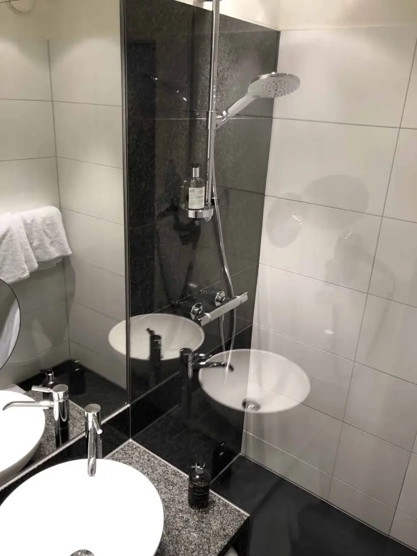 Motel One Nuernberg Plaerrer Zimmer Dusche