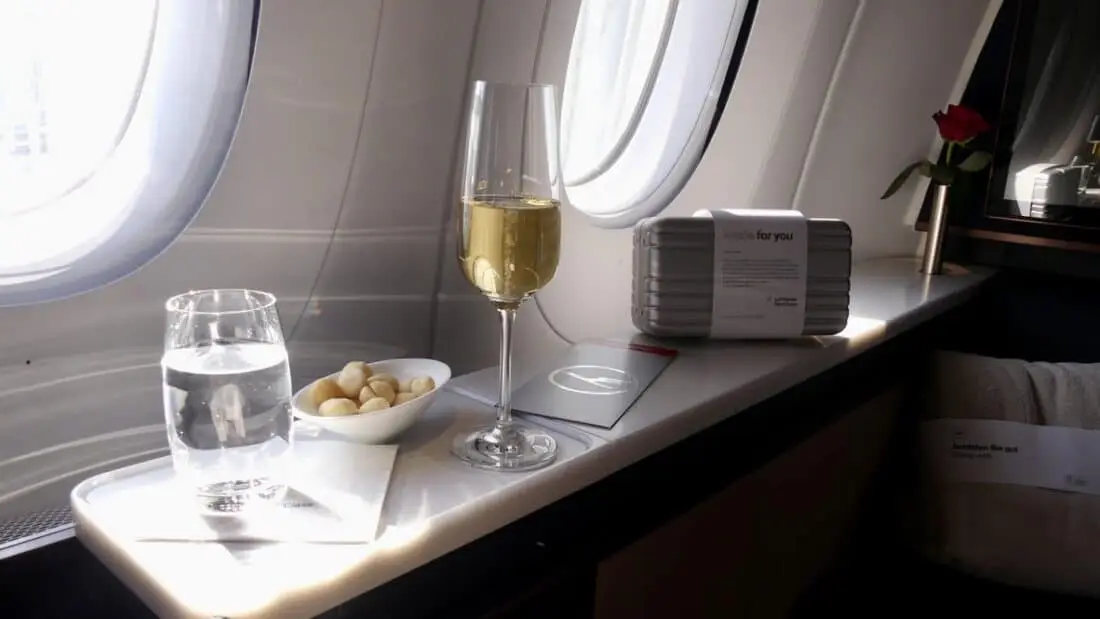 Der Welcomedrink und Nüsse in der Allegris First Class