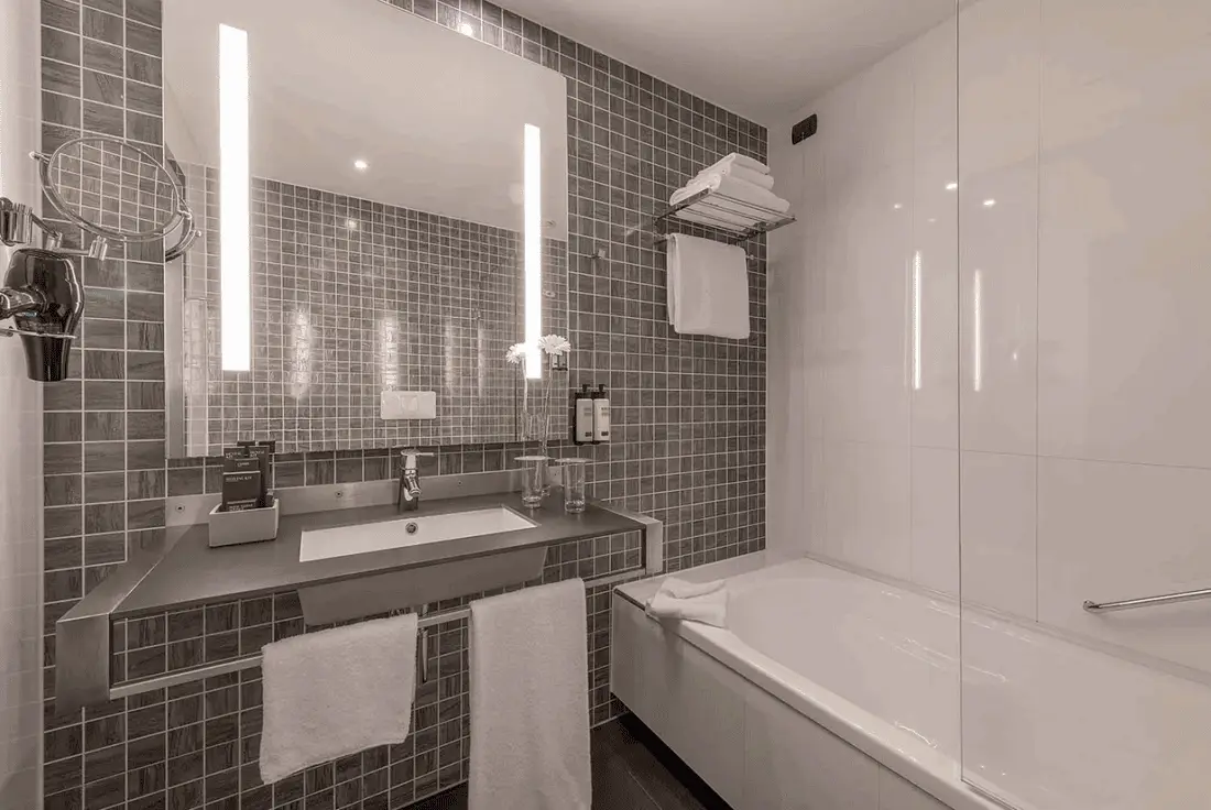H10 Roma Città Standard Room Bathroom